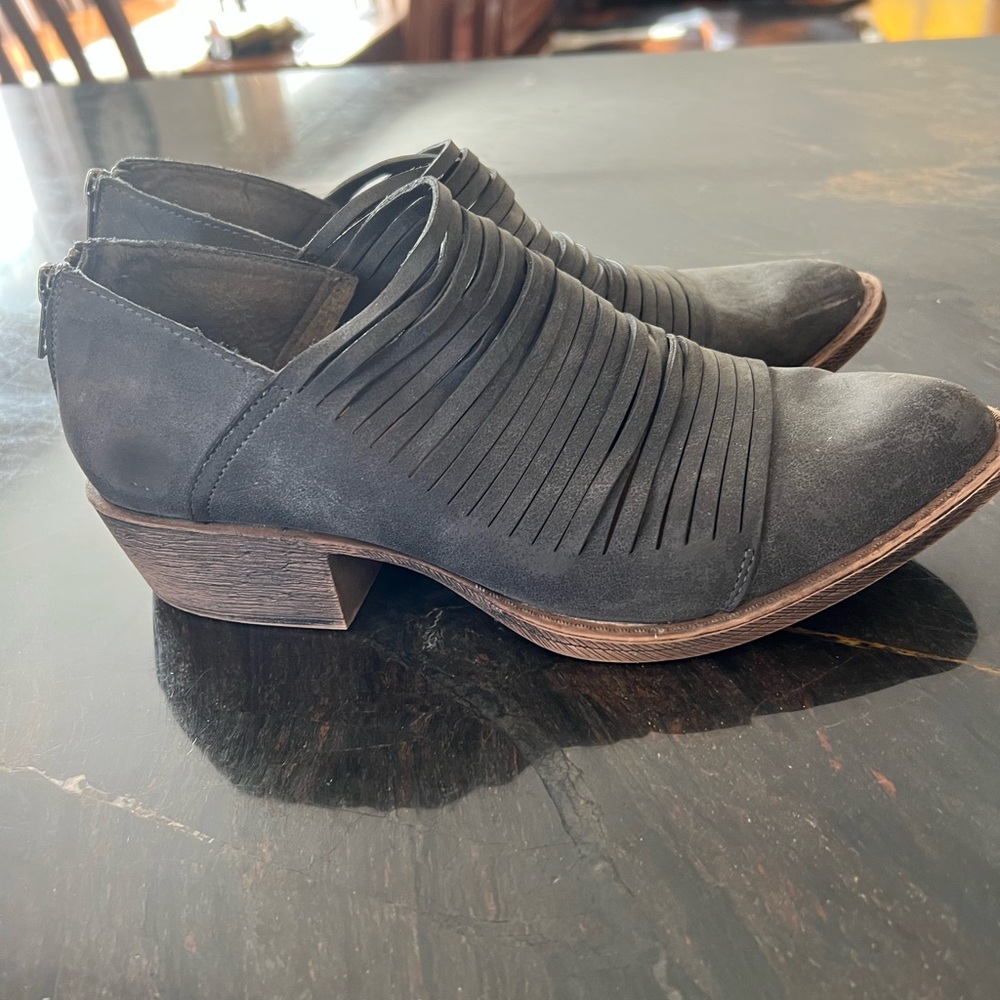 Coconuts by Matisse Meade zip back ankle boots. Gray. Size 8.5